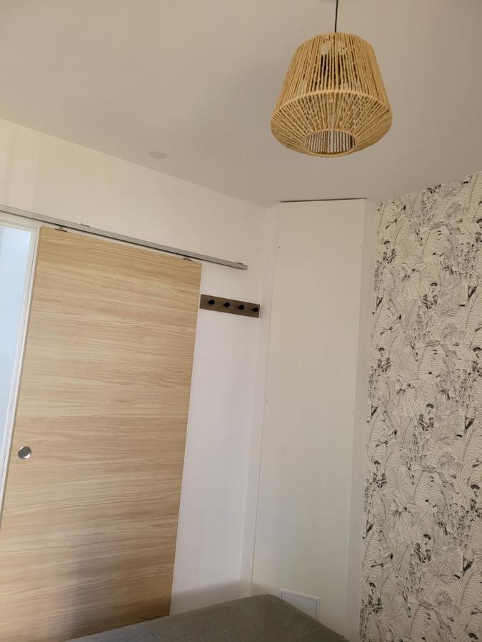 Tahiti Beach, T2 A La Mer, Piscine, Terrasse Et Parking 弗龙蒂尼昂 外观 照片