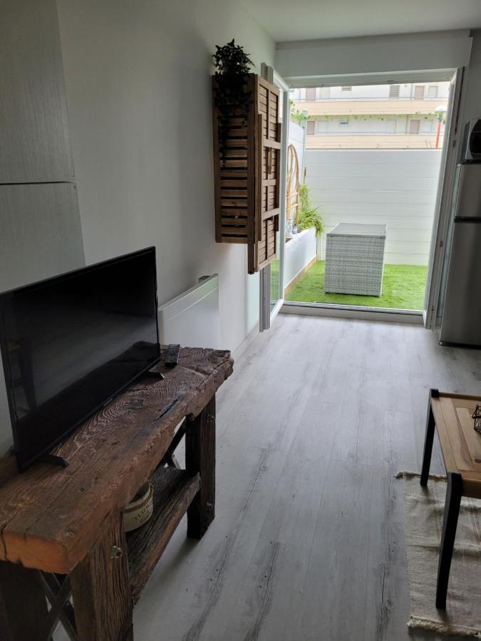 Tahiti Beach, T2 A La Mer, Piscine, Terrasse Et Parking 弗龙蒂尼昂 外观 照片